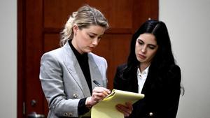 La actriz Amber Heard, en la corte de Fairfax (Virginia), donde se dirime la demanda por difamación interpuesta por Johnyy Depp. 