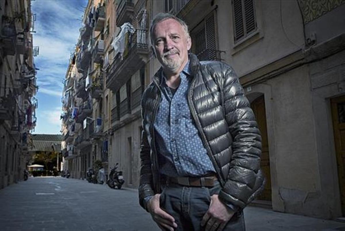 El escritor danés Jussi Adler-Olsen, en la calle de la Sal, en la Barceloneta, al lado de la librería Negra y Criminal.