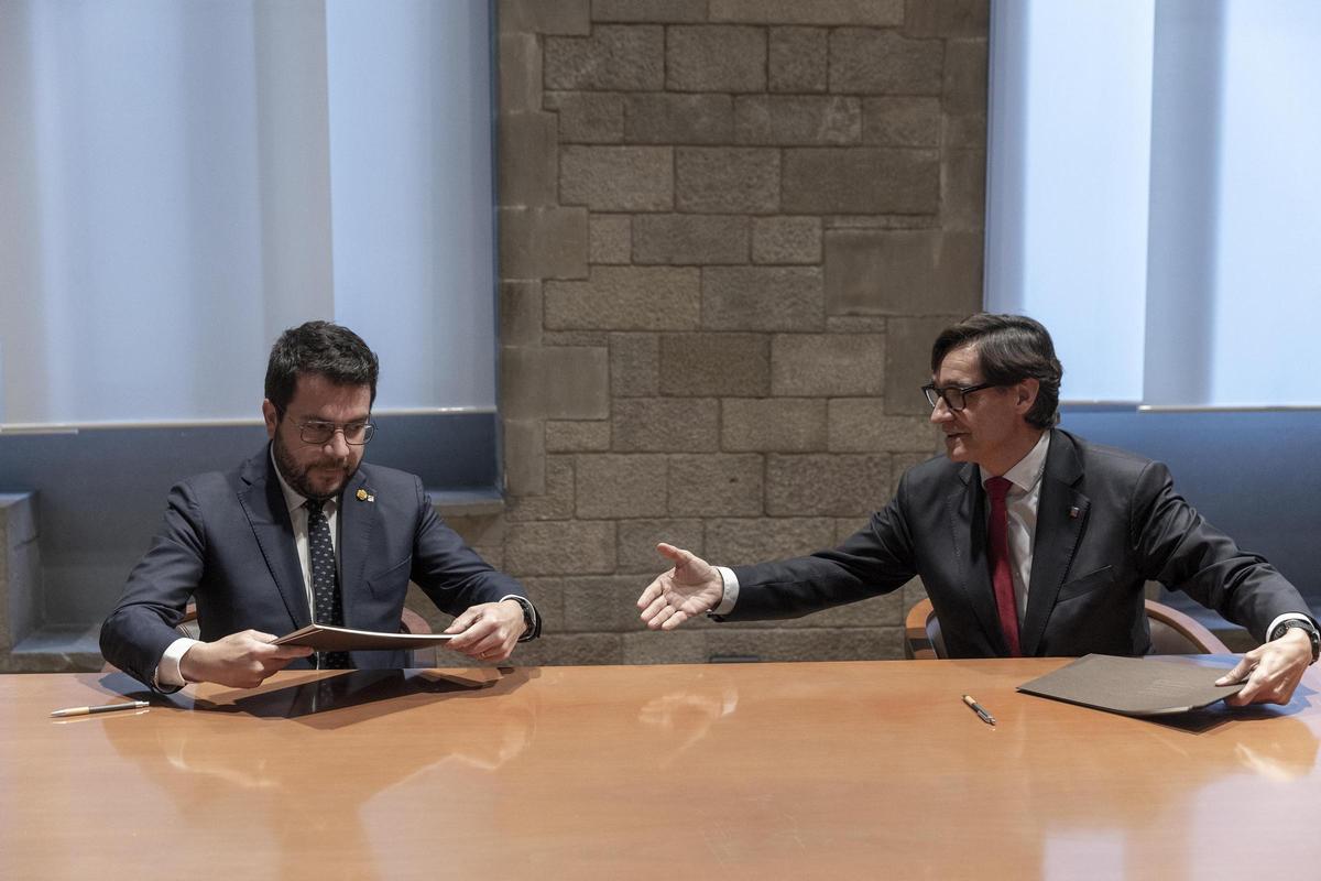 Pere Aragonès y Salvador Illa, durante la firma del acuerdo de los Presupuestos de Catalunya Pere Aragonès y Salvador Illa, durante la firma del acuerdo de los Presupuestos de Catalunya