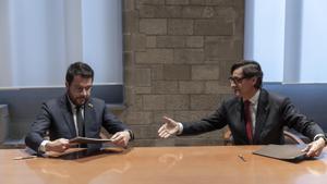 Pere Aragonès y Salvador Illa, durante la firma del acuerdo de los Presupuestos de Catalunya