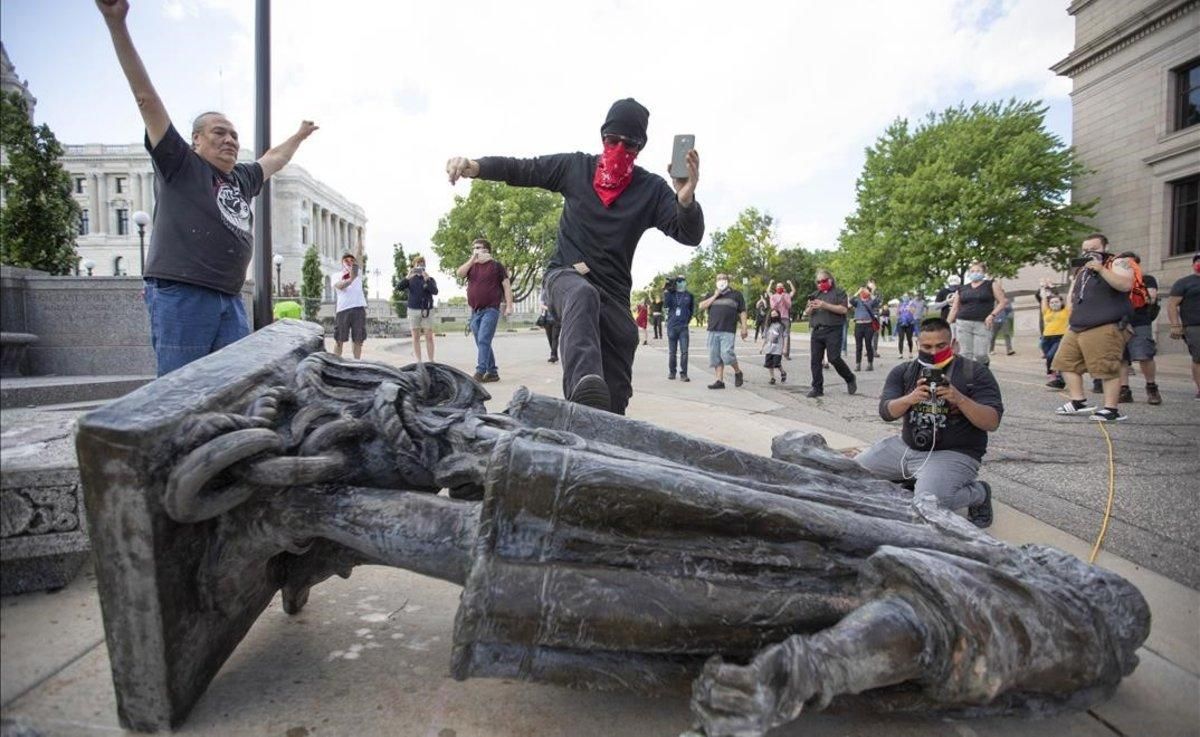 Estatua de Colón derribada en Minnesota. Estatua de Colón derribada en Minnesota.