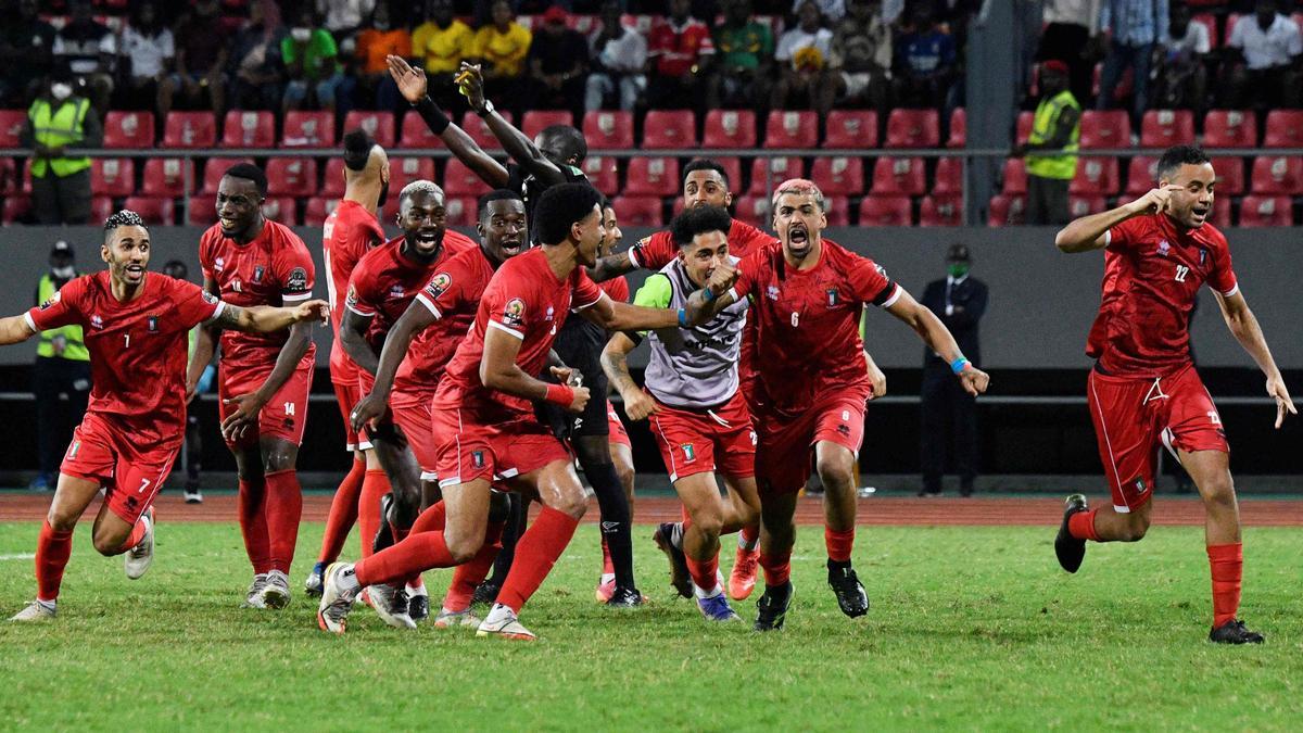Los jugadores de Guinea Ecuatorial celebran el pase a los cuartos de final de la Copa África tras eliminar a Mali en los penaltis. 