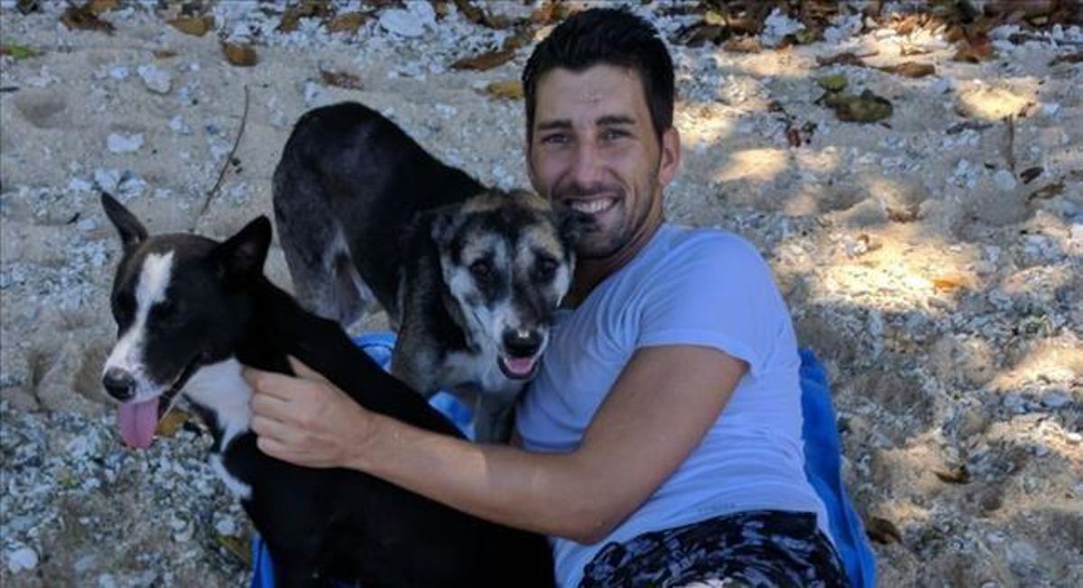 Oriol Mitjà, con sus perros en Papúa, en una imagen de hace unos años. Oriol Mitjà, con sus perros en Papúa, en una imagen de hace unos años.