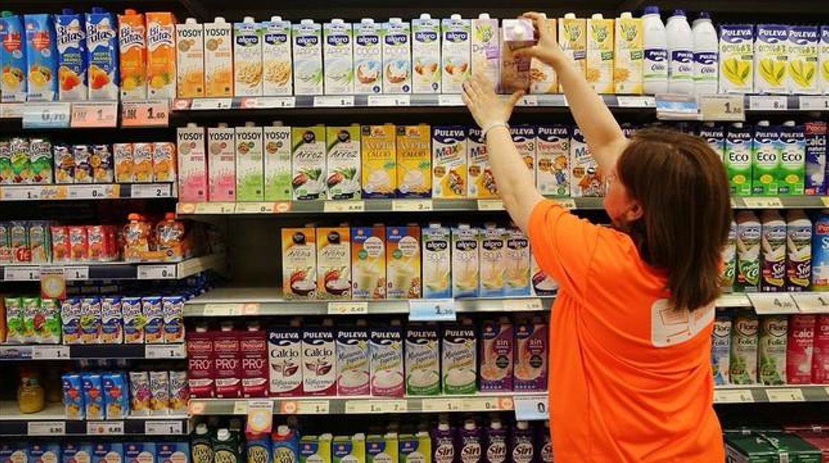 Una trabajadora ordena los productos en la estantería de un supermercado de Barcelona. Una trabajadora ordena los productos en la estantería de un supermercado de Barcelona.