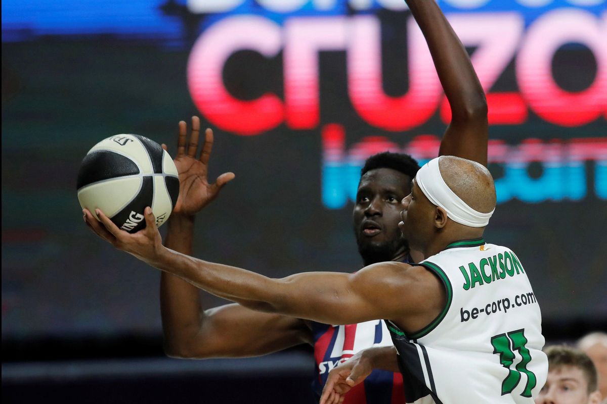 El base del Joventut Jackson intenta anotar ante la oposición del baskonista Fall. El base del Joventut Jackson intenta anotar ante la oposición del baskonista Fall.