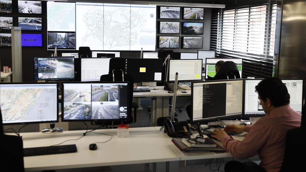 Instal·lades i a punt les 36 primeres càmeres que controlaran la Zona de Baixes Emissions Instal·lades i a punt les 36 primeres càmeres que controlaran la Zona de Baixes Emissions