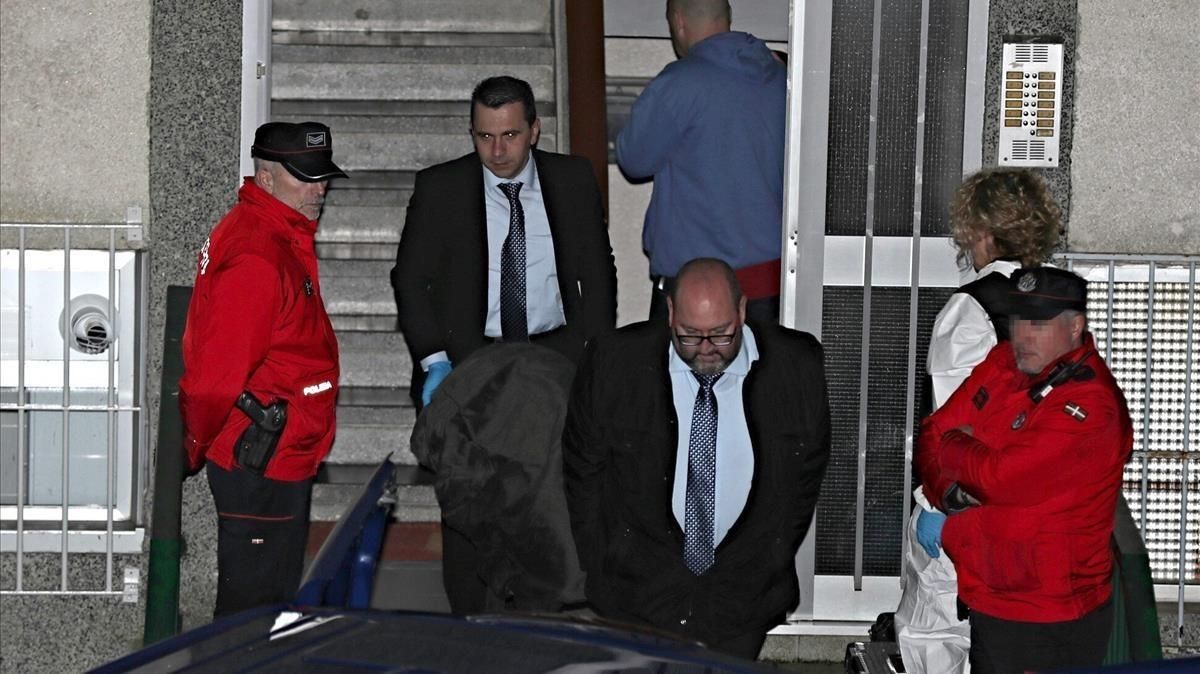 Los servicios funerarios se llevan los cadáveres de los ancianos, en en el barrio bilbaino de Otxarkoaga, el pasado día 18 de enero. Los servicios funerarios se llevan los cadáveres de los ancianos, en en el barrio bilbaino de Otxarkoaga, el pasado día 18 de enero.