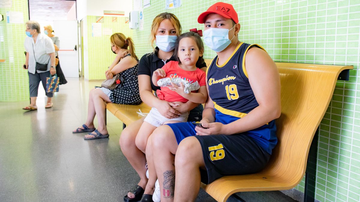 Jefferson i Chirley y su hija de tres años esperan el resultado del test de antígenos en la sala de espera del CAP de Sant Ildefons. Jefferson i Chirley y su hija de tres años esperan el resultado del test de antígenos en la sala de espera del CAP de Sant Ildefons.