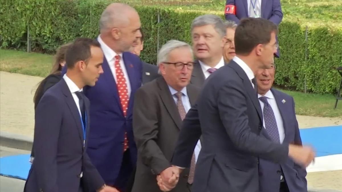 Jean-Claude Juncker recibe la ayuda del primer ministro holandés, Mark Rutte. Jean-Claude Juncker recibe la ayuda del primer ministro holandés, Mark Rutte.