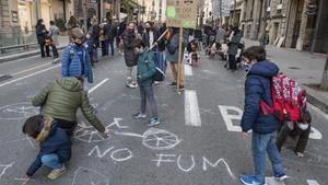 Los Jesuitas de Caspe cortan Roger de Lluria entre Caspe y Gran Via para protestar contra la contaminación.