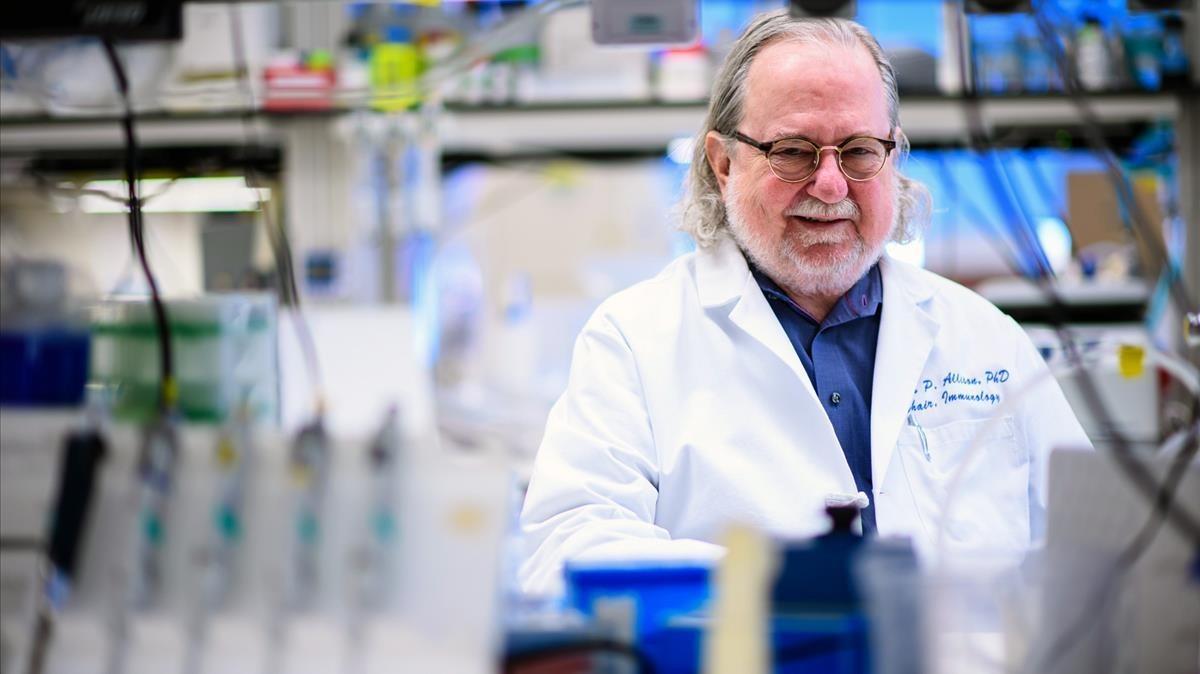 El investigador James Allison  uno de los padres de la inmunoterapia  en su laboratorio.