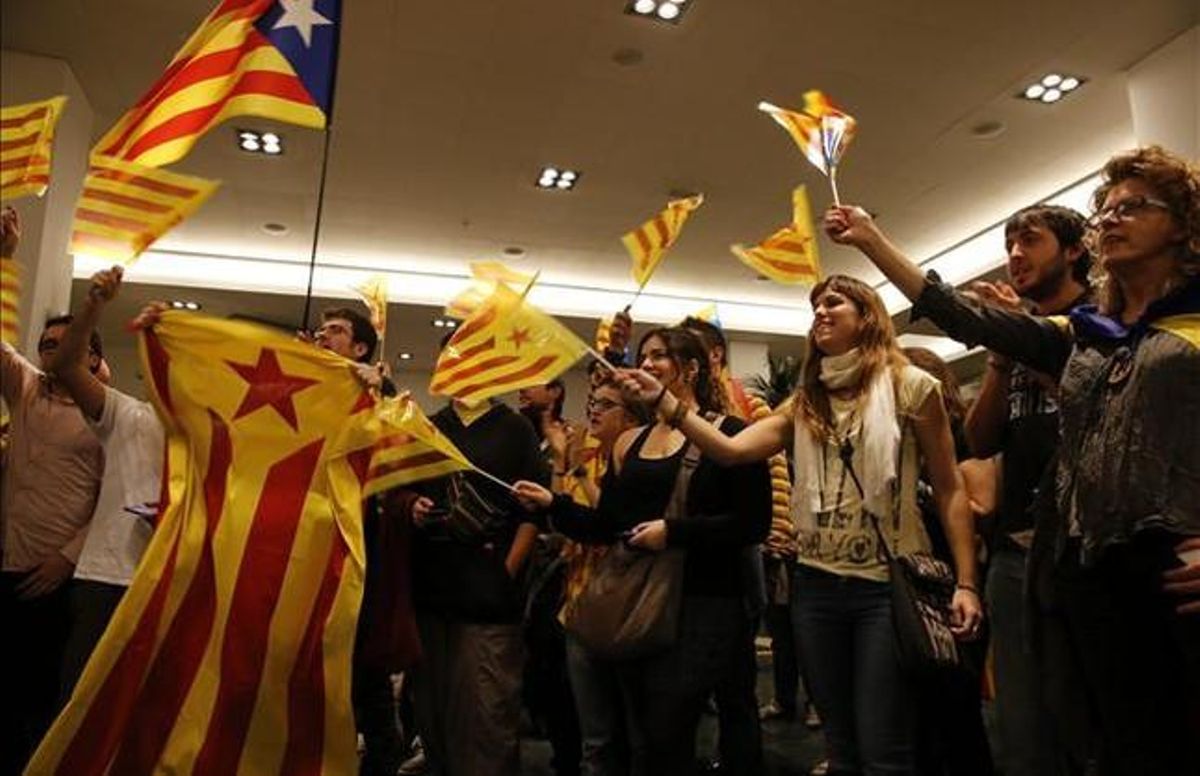Militantes de ERC al ver el resultado del sondeo divulgado por TV-3. Militantes de ERC al ver el resultado del sondeo divulgado por TV-3.