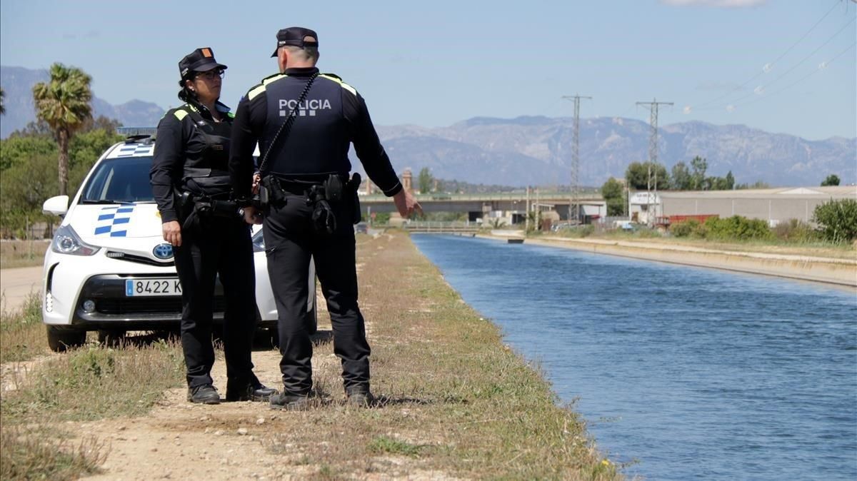 Agentes de la Policía Local de Amposta, donde se ha retirado el cuerpo de la víctima. Agentes de la Policía Local de Amposta, donde se ha retirado el cuerpo de la víctima.