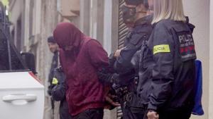 Los Mossos se llevan al joven detenido en Igualada por la violación de una menor.