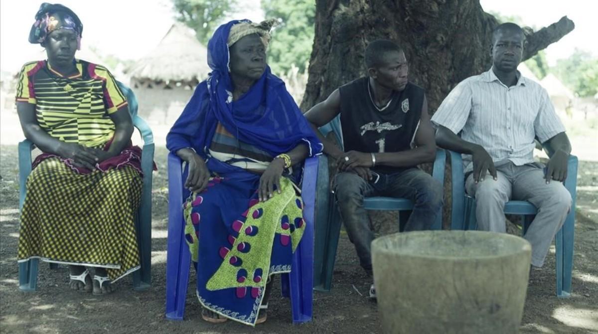 La familia de Idrissa, su madre Yasi, vestida de color azul, y su hermano Karamogo, a la derecha. 