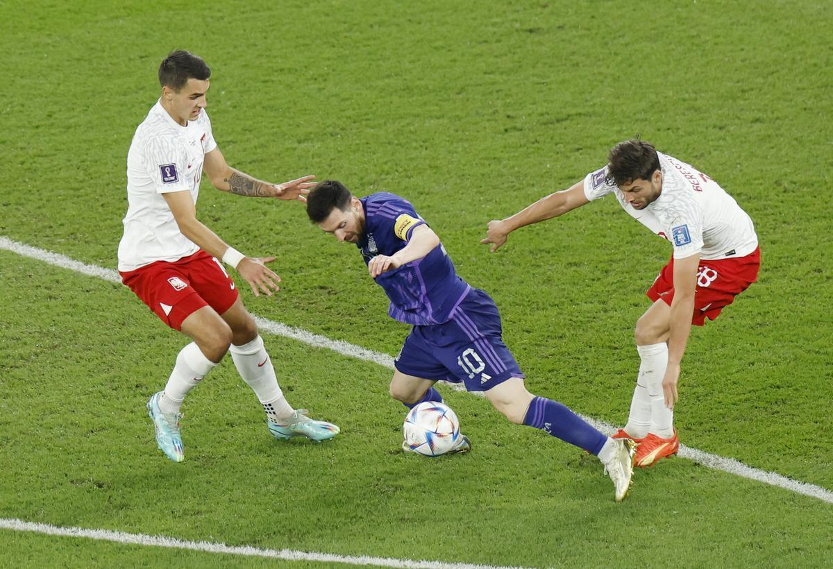 Argentina salva a Messi, Arabia alivia a Lewandowski