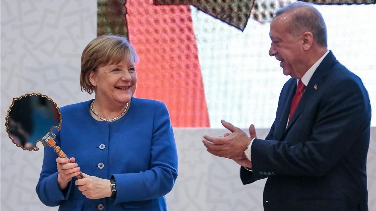Merkel recibe un regalo de Erdogan, este viernes en Estambul. Merkel recibe un regalo de Erdogan, este viernes en Estambul.
