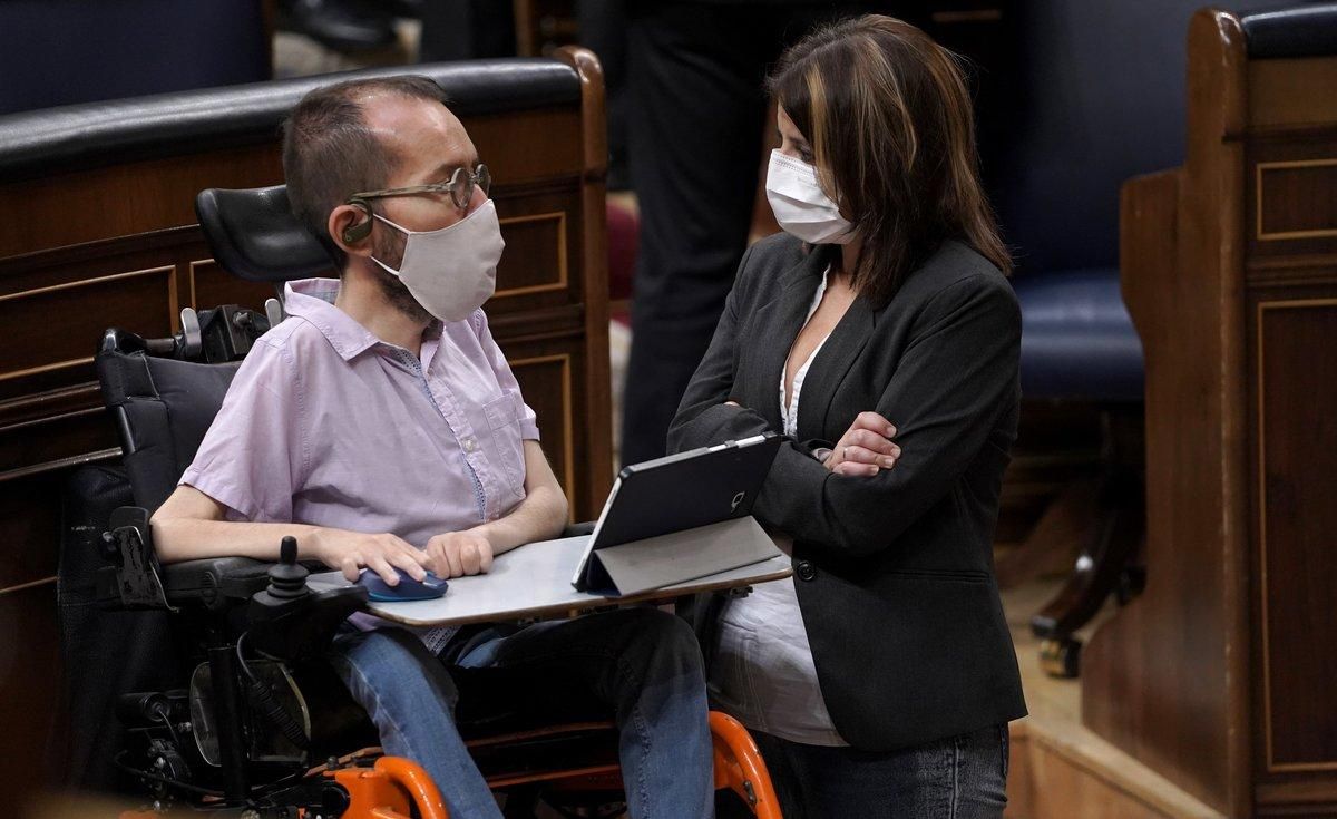 Los portavoces parlamentarios de PSOE y Unidas Podemos, Adriana Lastra y Pablo Echenique, charlan en el Congreso el pasado 22 de octubre. Los portavoces parlamentarios de PSOE y Unidas Podemos, Adriana Lastra y Pablo Echenique, charlan en el Congreso el pasado 22 de octubre.