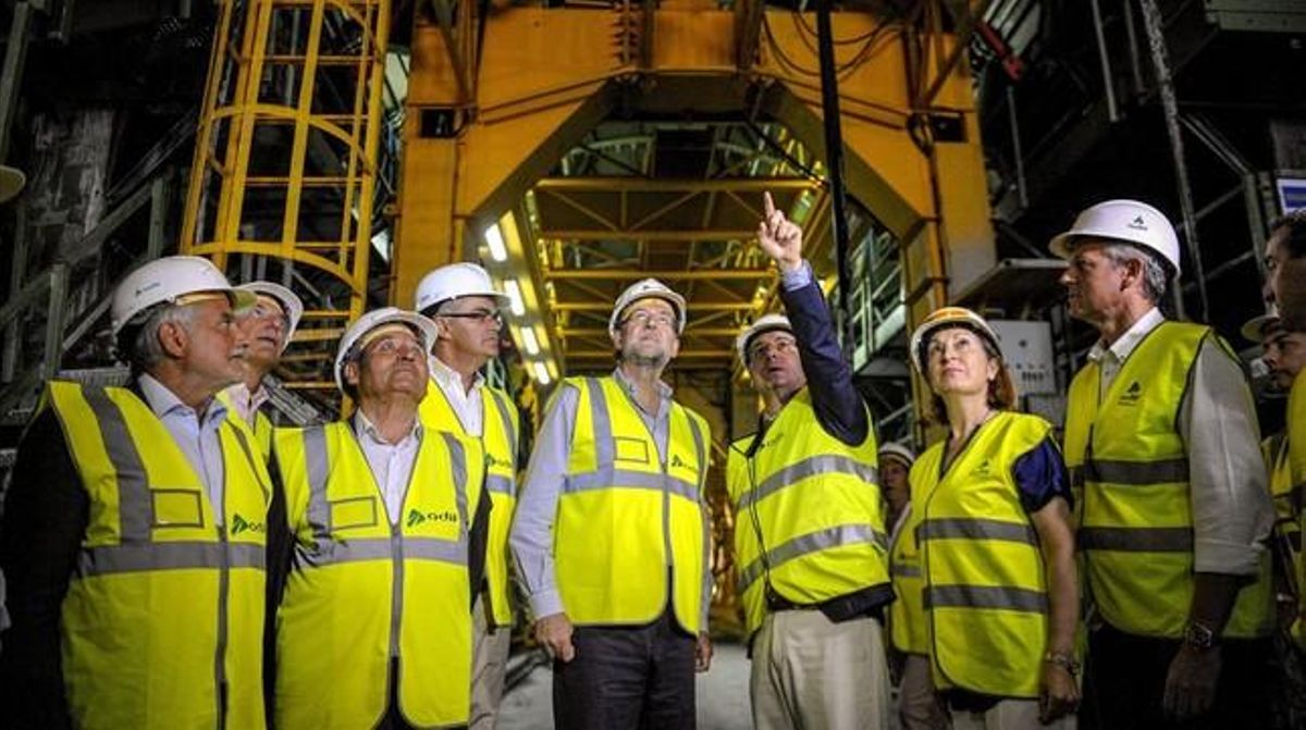 Mariano Rajoy, junto a la ministra de Fomento, Ana Pastor, durante la visita a las obras del AVE a Galicia. Mariano Rajoy, junto a la ministra de Fomento, Ana Pastor, durante la visita a las obras del AVE a Galicia.