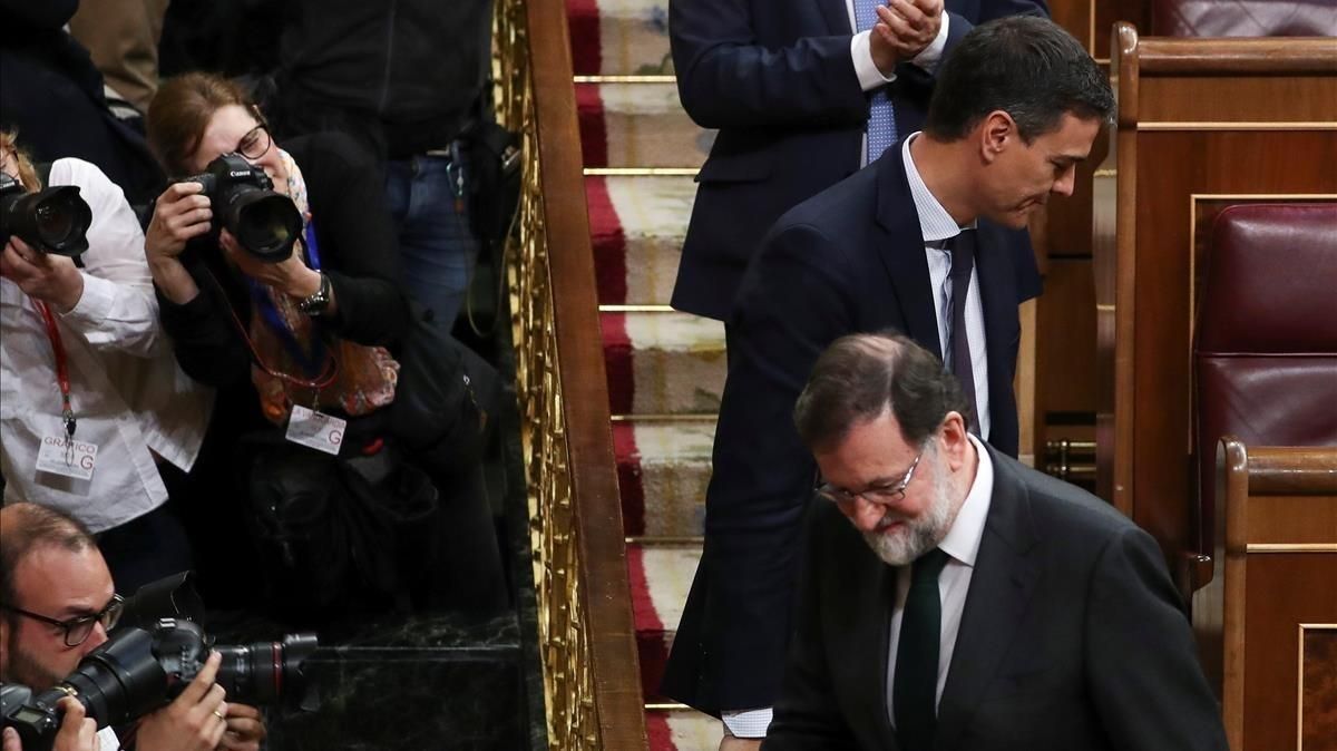 Mariano Rajoy Pedro Sánchez, se saludan tras conocer los resultados de la votación. Mariano Rajoy Pedro Sánchez, se saludan tras conocer los resultados de la votación.
