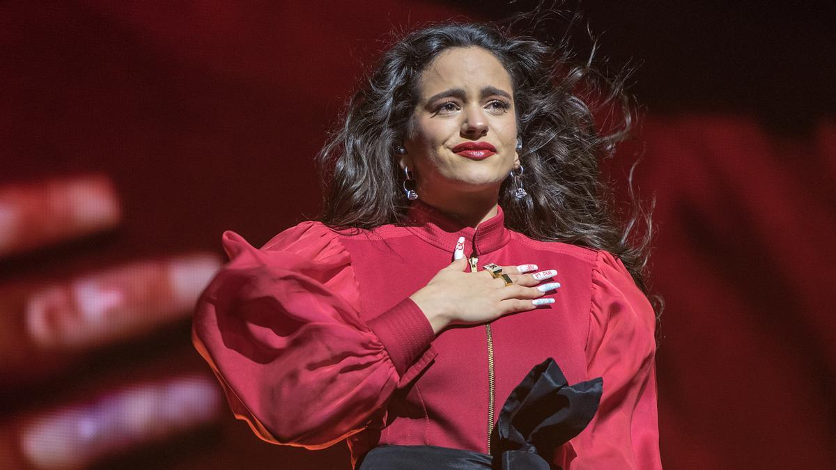 Rosalía se emociona durante el primero de sus dos conciertos en Barcelona por la gira de ’El Mal Querer’