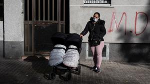 Natalia Dacosta, madre de cuatro pequeños, frente a su casa, sobre la que tiene una orden de desahucio para el próximo 16 de diciembre.