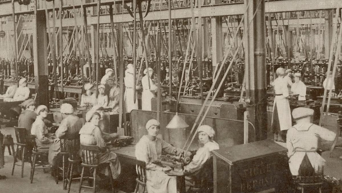 La eficiencia energética del vapor posibilitó la revolución industrial. Imagen de trabajadores de la fábrica Woolwich Arsenal. 