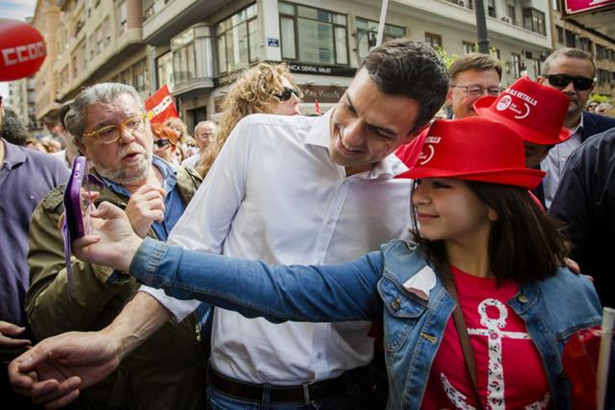 Pedro Sánchez se fotografía con una simpatizante en la manifestación del 1 de Mayo en Valencia. Pedro Sánchez se fotografía con una simpatizante en la manifestación del 1 de Mayo en Valencia.
