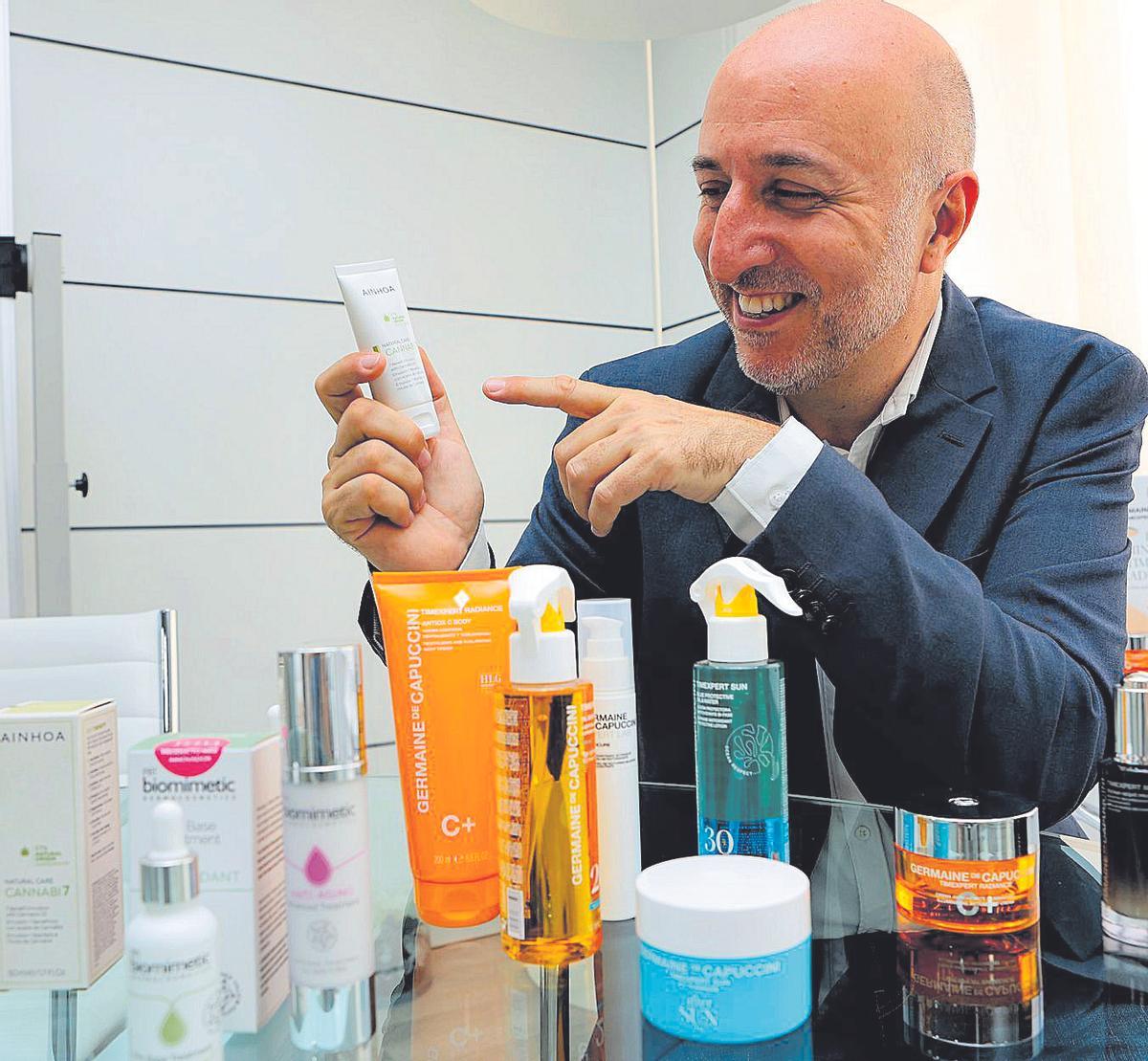El CEO de la compañía, Miguel Ángel López, y los laboratorios de su centro productivo en Alcoy