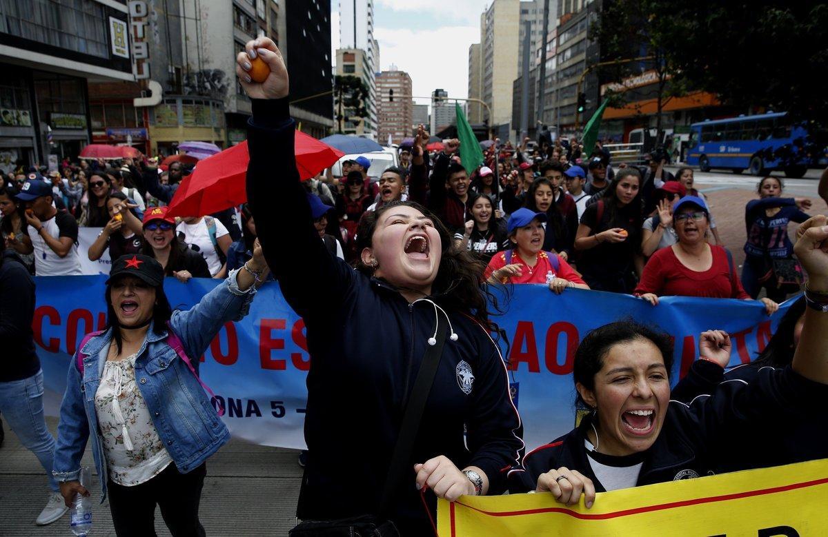 Manifestantes participan en la jornada de Paro Nacional en el centro de Bogota, Colombia.
