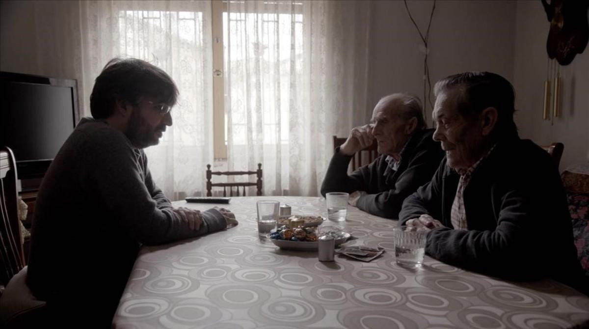 Jordi Évole conversa con unos ancianos, en ’Salvados’.