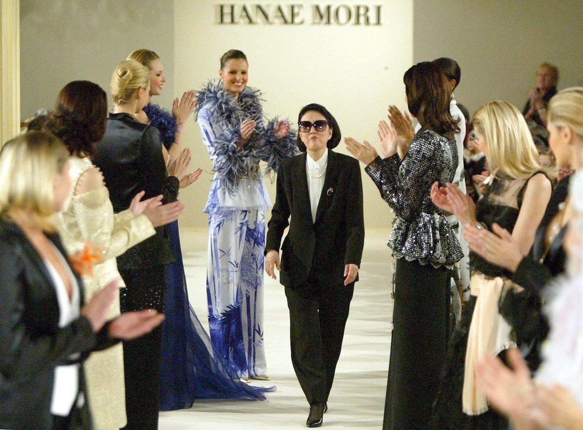 La diseñadora japonesa Hanae Mori es aplaudida por sus modelos tras la presentación de su colección Primavera/Verano 2004 en París. Foto de archivo. EFE/ EPA/OLIVIER HOSLET La diseñadora japonesa Hanae Mori es aplaudida por sus modelos tras la presentación de su colección Primavera/Verano 2004 en París. Foto de archivo. EFE/ EPA/OLIVIER HOSLET