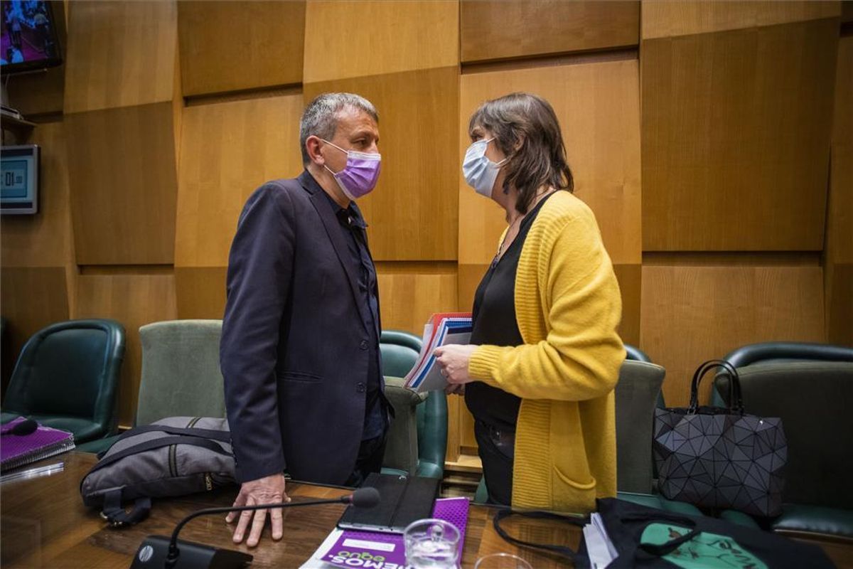Fernando Rivarés, de Podemos, y Lola Ranera, del PSOE, antes del pleno municipal en el Ayuntamiento de Zaragoza. Fernando Rivarés, de Podemos, y Lola Ranera, del PSOE, antes del pleno municipal en el Ayuntamiento de Zaragoza.