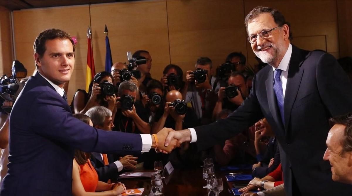Albert Rivera y Mariano Rajoy, en la ratificación del acuerdo entre sus partidos en el Congreso. Albert Rivera y Mariano Rajoy, en la ratificación del acuerdo entre sus partidos en el Congreso.