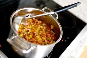 Cómo cocinar lentejas con verduras: trucos y receta paso a paso