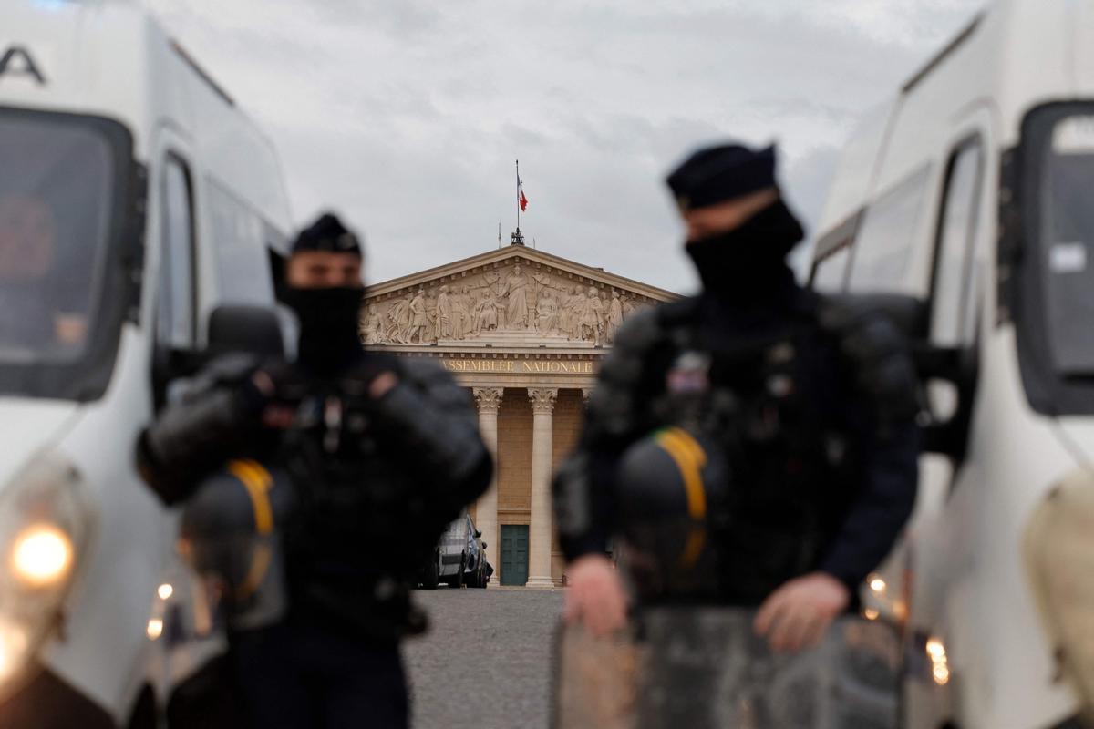 L’aprovació per decretàs de la reforma de les pensions aboca França a una crisi política