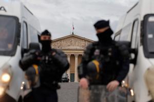 Agentes antidisturbios custodian la sede de la Asamblea Nacional ante la protesta convocada en la plaza de la Concordia, este viernes en París.