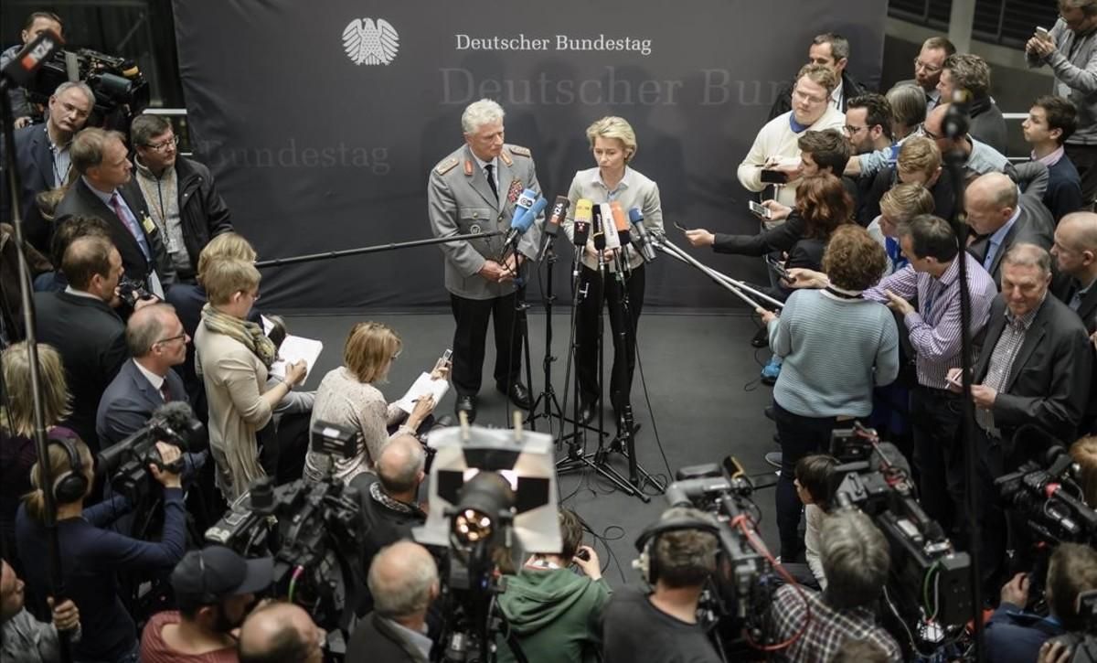 La ministra de Defensa alemana, Ursula von der Leyen, y el general alemán Volker Wieker , máximo responsable de las fuerzas armadas germanas atienden a los medios el 10 de mayo en Berlín. La ministra de Defensa alemana, Ursula von der Leyen, y el general alemán Volker Wieker , máximo responsable de las fuerzas armadas germanas atienden a los medios el 10 de mayo en Berlín.