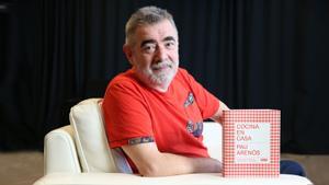 El periodista y escritor Pau Arenós, con su nuevo libro ’Cocina en casa’.