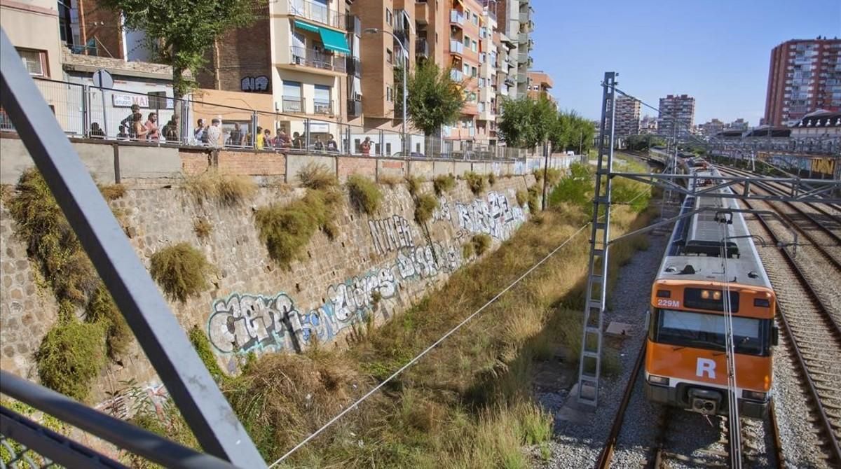 La vía del tren a su paso por l’Hospitalet. La vía del tren a su paso por l’Hospitalet.