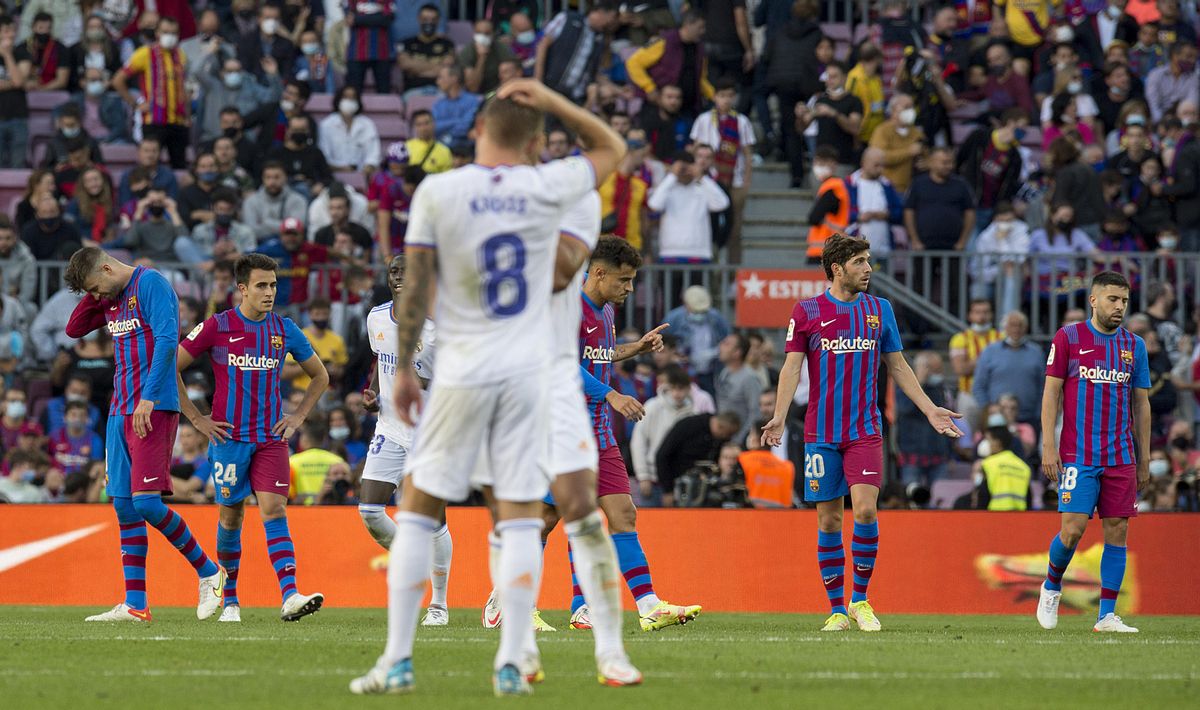 Decepción entre los jugadores azulgrana tras encajar el segundo gol Decepción entre los jugadores azulgrana tras encajar el segundo gol