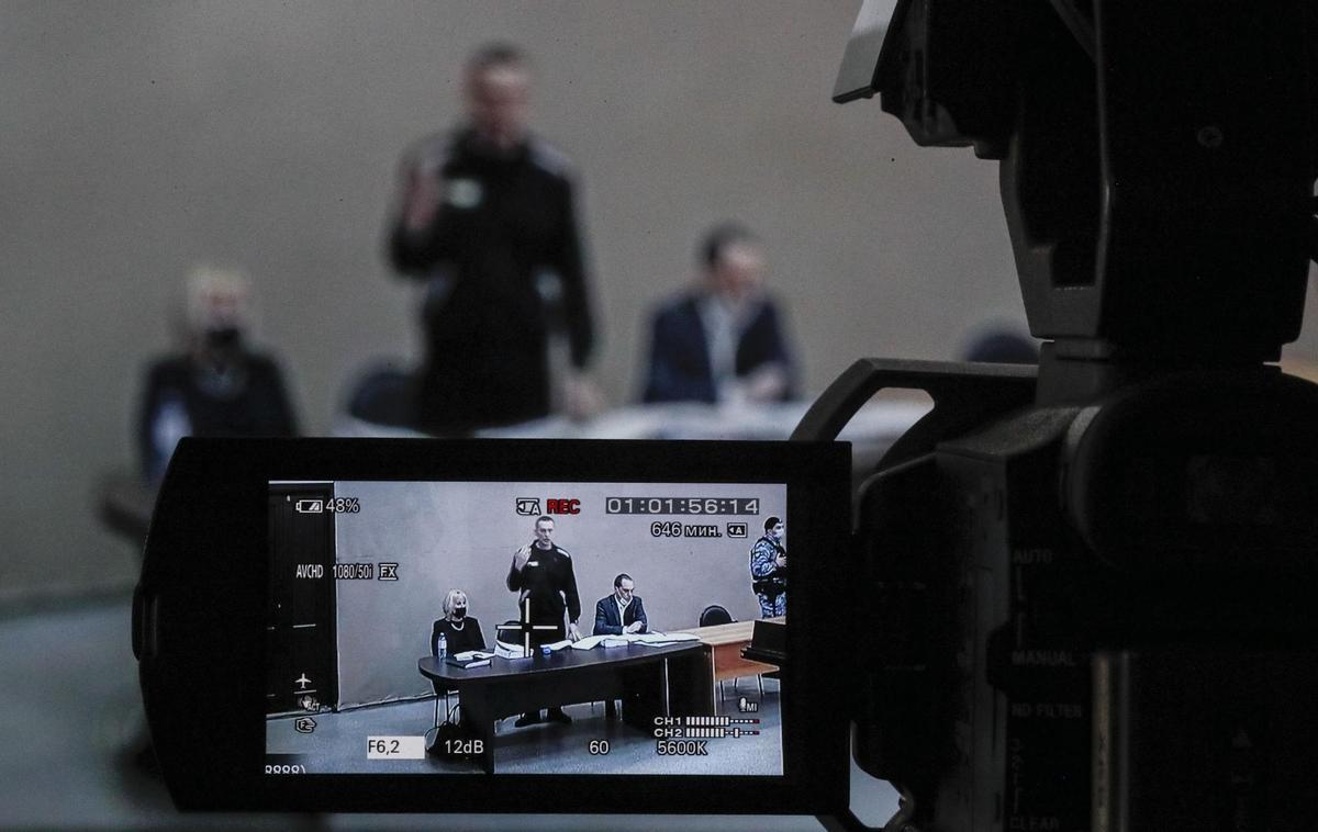 El líder opositor ruso, Alexei Navalny (c) en su declaración judicial por videoconferencia el pasado 15 de febrero, desde el penal colony N2 (IK-2) in Pokrov, Rusia, en el que cumple condena. EFE/EPA/YURI KOCHETKOV