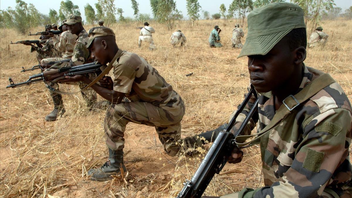 Militares nigerinos en una sesión de entrenamiento.