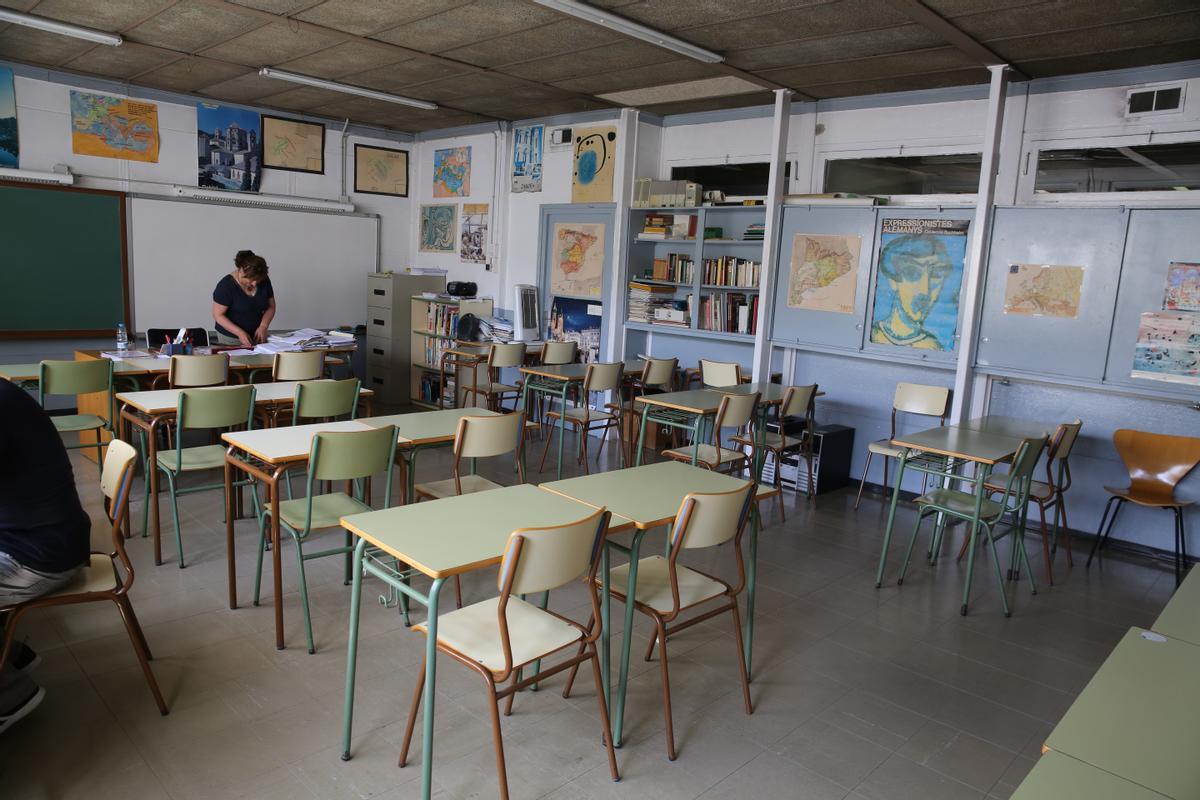 Pupitres vacíos en una escuela de Barcelona.