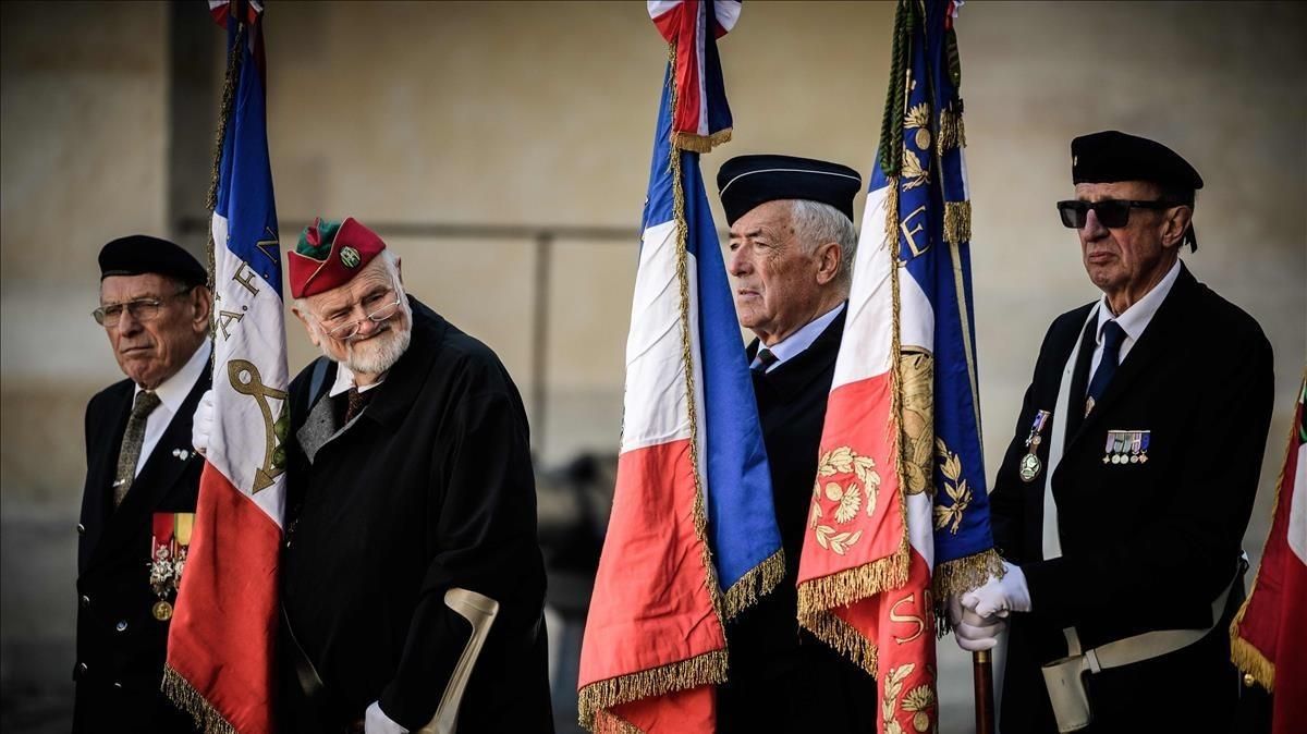 Un grupos de excombatientes ’Harkis’ durante la ceremonia en París. Un grupos de excombatientes ’Harkis’ durante la ceremonia en París.