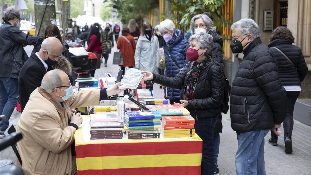 Parada de libros de Sant Jordi, este miércoles 21 de abril, frente a la libreria Jaimes de Passeig de Gràcia, en Barcelona. Parada de libros de Sant Jordi, este miércoles 21 de abril, frente a la libreria Jaimes de Passeig de Gràcia, en Barcelona.