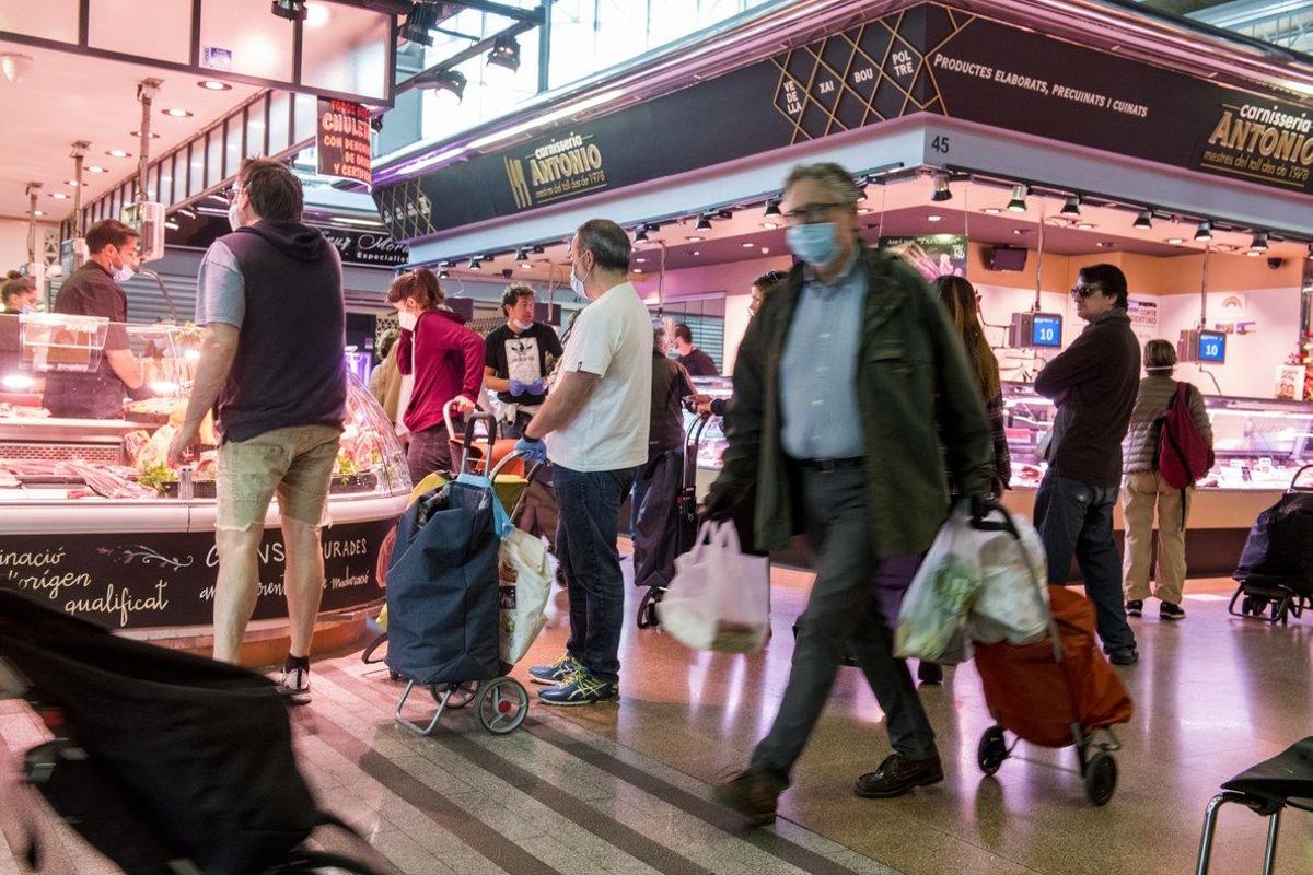 Clientes del mercado del Ninot de Barcelona mantienen su distancia de seguridad entre ellos. Clientes del mercado del Ninot de Barcelona mantienen su distancia de seguridad entre ellos.