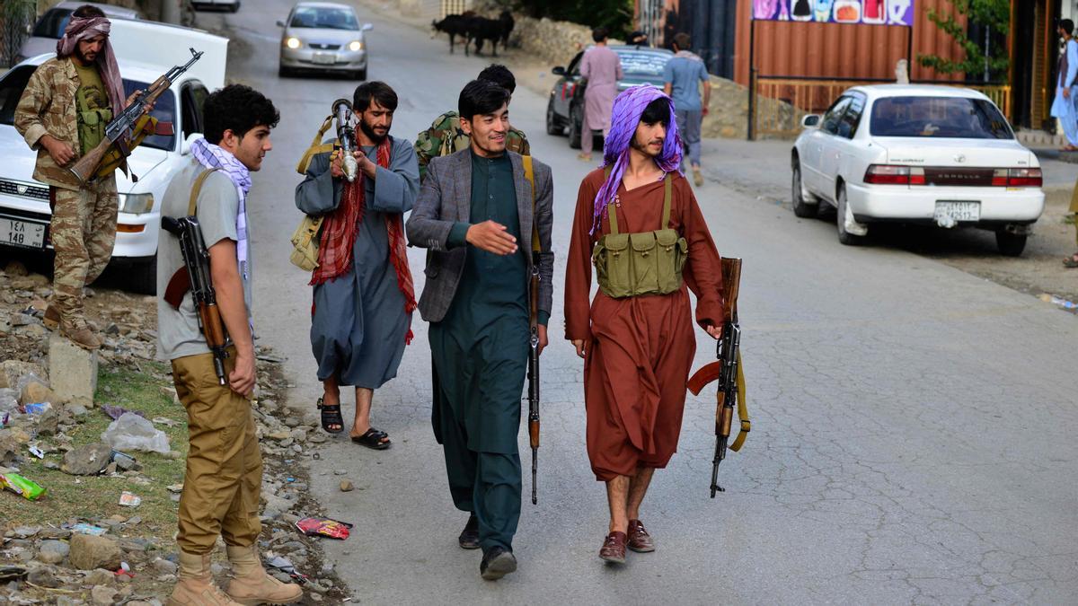 Hombres armados afganos, que apoyan a las fuerzas de seguridad afganas contra los talibanes, caminan por una carretera en Bazarak, provincia de Panjshir. Hombres armados afganos, que apoyan a las fuerzas de seguridad afganas contra los talibanes, caminan por una carretera en Bazarak, provincia de Panjshir.