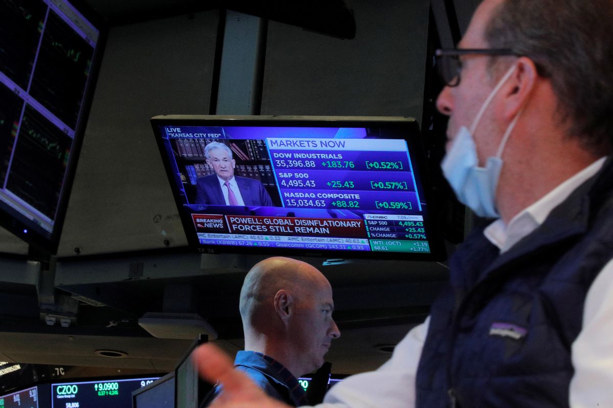 Un operador de Wall Street contempla el discurso del presidente de la Reserva Federal, Jerome Powell, en Jackson Hole Un operador de Wall Street contempla el discurso del presidente de la Reserva Federal, Jerome Powell, en Jackson Hole