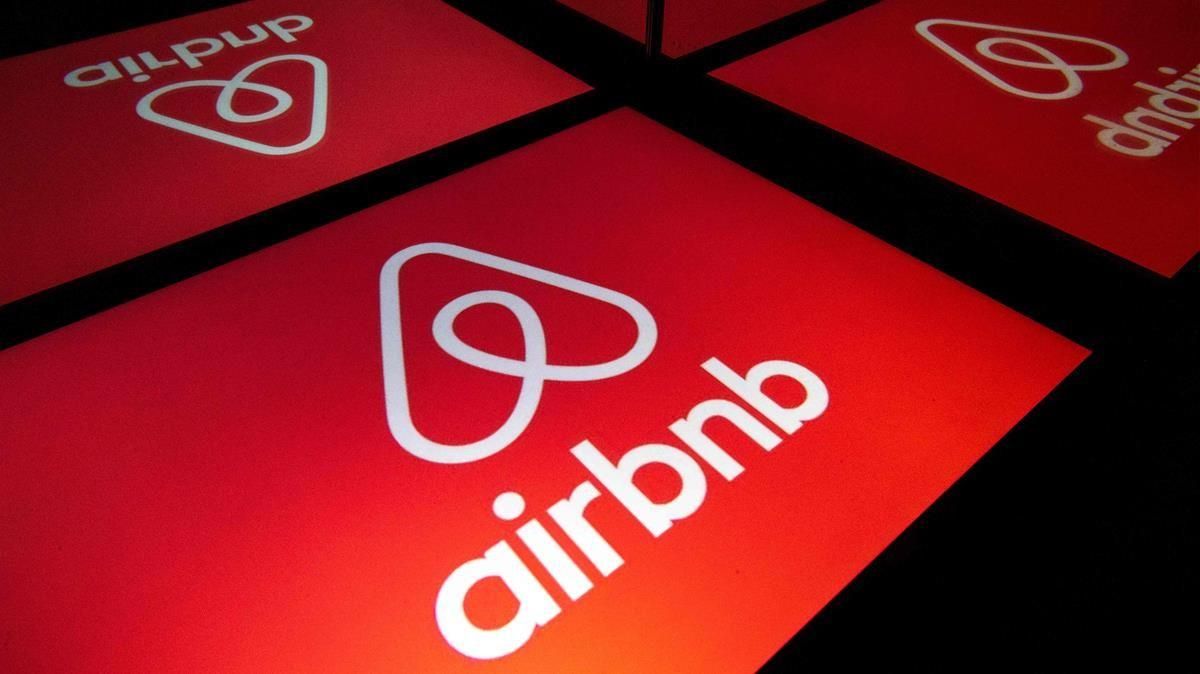 El logo de la plataforma Airbnb. El logo de la plataforma Airbnb.